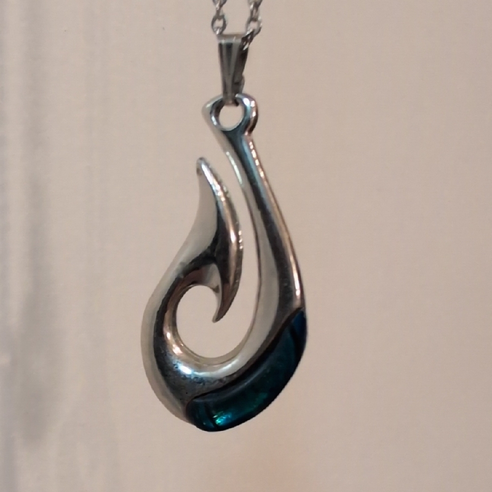 Elegant Silver and Blue Pendant Necklace